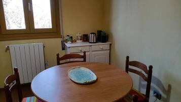 Apartamento Confort, patio, vistas al jardín | Zona de estar | Televisión LED de 40 pulgadas con canales digitales