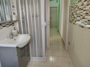 Comfort Apartment, Patio, Hill View | Bathroom | Shower, rainfall showerhead, hair dryer, towels - COUNTRY HOUSE (Mafalda)