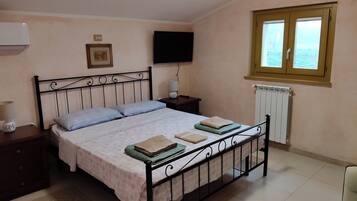 Appartamento Comfort, patio, vista collina | Biancheria da letto ipoallergenica, copriletto in piuma, una scrivania
