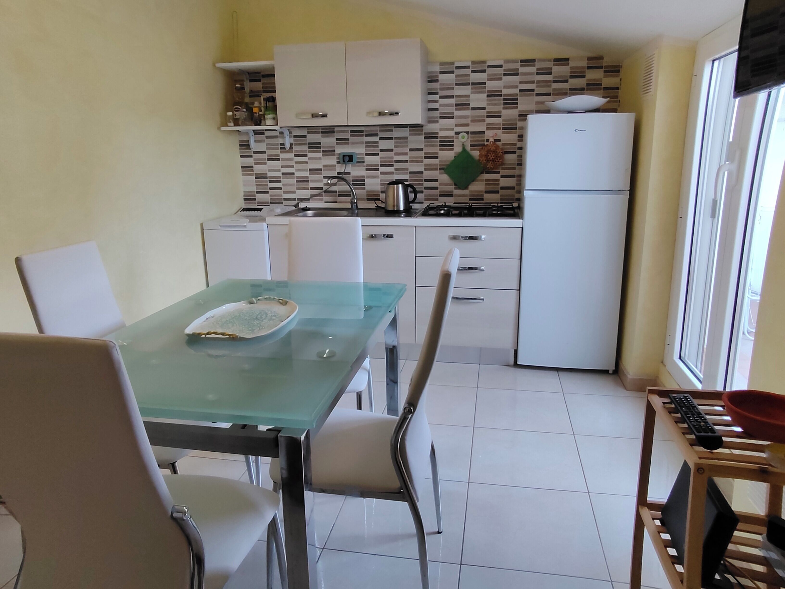 Appartamento Comfort, patio, vista collina | Area soggiorno | TV LED 40 pollici con canali digitali