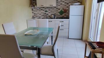 Appartamento Comfort, patio, vista collina | Area soggiorno | TV LED 40 pollici con canali digitali
