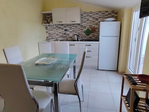 Comfort-Apartment, Terrasse, Hügelblick | Wohnbereich