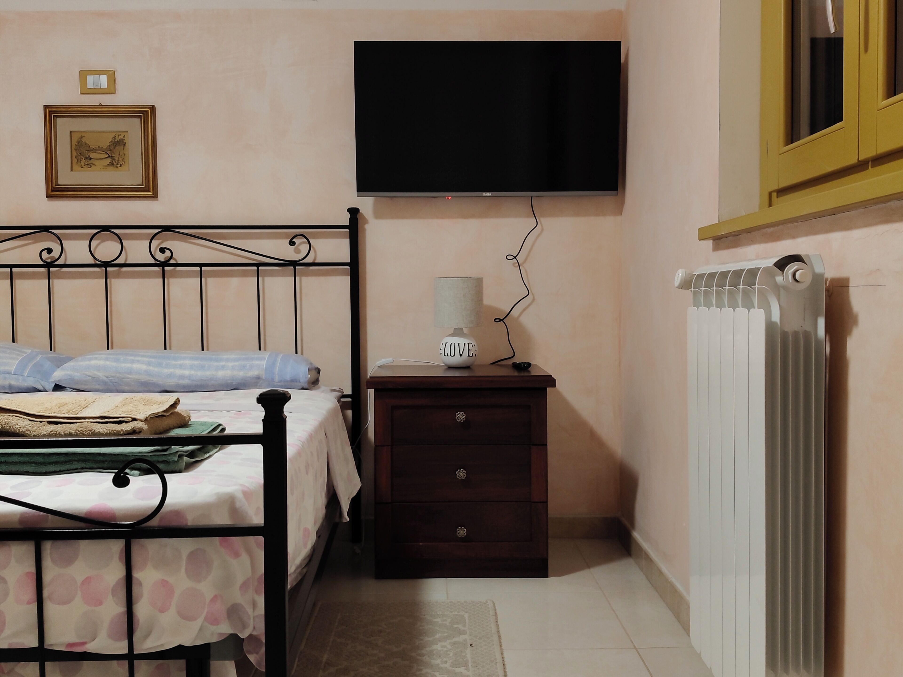Appartamento Comfort, patio, vista collina | Biancheria da letto ipoallergenica, copriletto in piuma, una scrivania