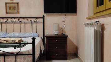 Appartamento Comfort, patio, vista collina | Biancheria da letto ipoallergenica, copriletto in piuma, una scrivania
