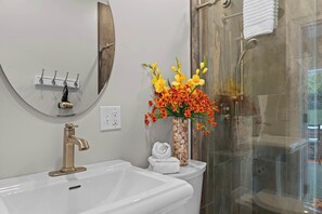 Shower, hair dryer, towels, shampoo - 5BR Steps to Beach | Private Pool, Spa & Game Room (Hilton Head Island)