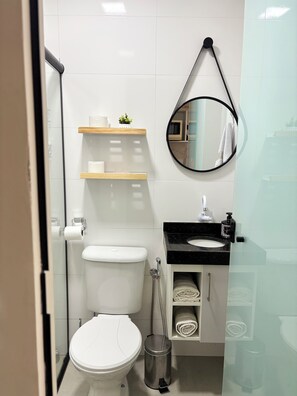 Shower, hair dryer, towels, soap - Modern and cozy apartment in São João Del Rei (São João del Rei)