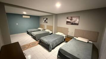 Quarto quádruplo básico | Wi-Fi de cortesia, roupa de cama