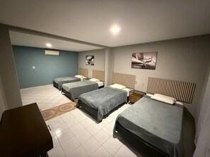 基础四人房 | 免费 WiFi、床单