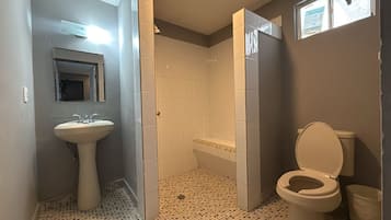 Economy Quadruple Room | Bathroom