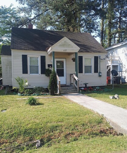 Welcoming 2-bedroom house in charming Elizabeth City perfect for relaxing