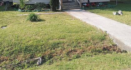 Welcoming 2-bedroom house in charming Elizabeth City perfect for relaxing