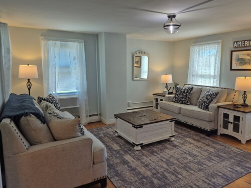"The Homecoming House"  4-bedroom Farmhouse at Orr's Farm Market