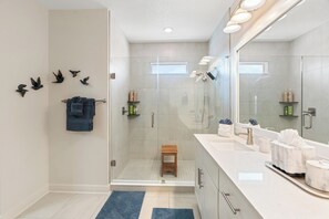 Shower, hair dryer, towels, soap - Luxury Escape - Modern - Heart Of Tampa (Tampa)