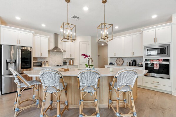 Fridge, microwave, oven, stovetop - Luxury Escape - Modern - Heart Of Tampa (Tampa)