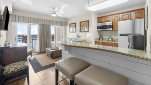 Eine moderne Küche mit Granit Arbeitsplatten, Edelstahlgeräten und Holzschränken.
