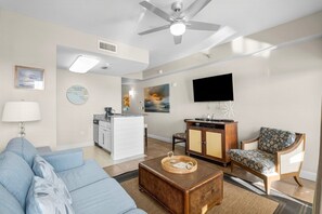 Una sala de estar moderna con un sofá, una mesa de centro y un televisor.