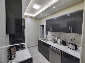 冷蔵庫、電子レンジ、オーブン、コンロ