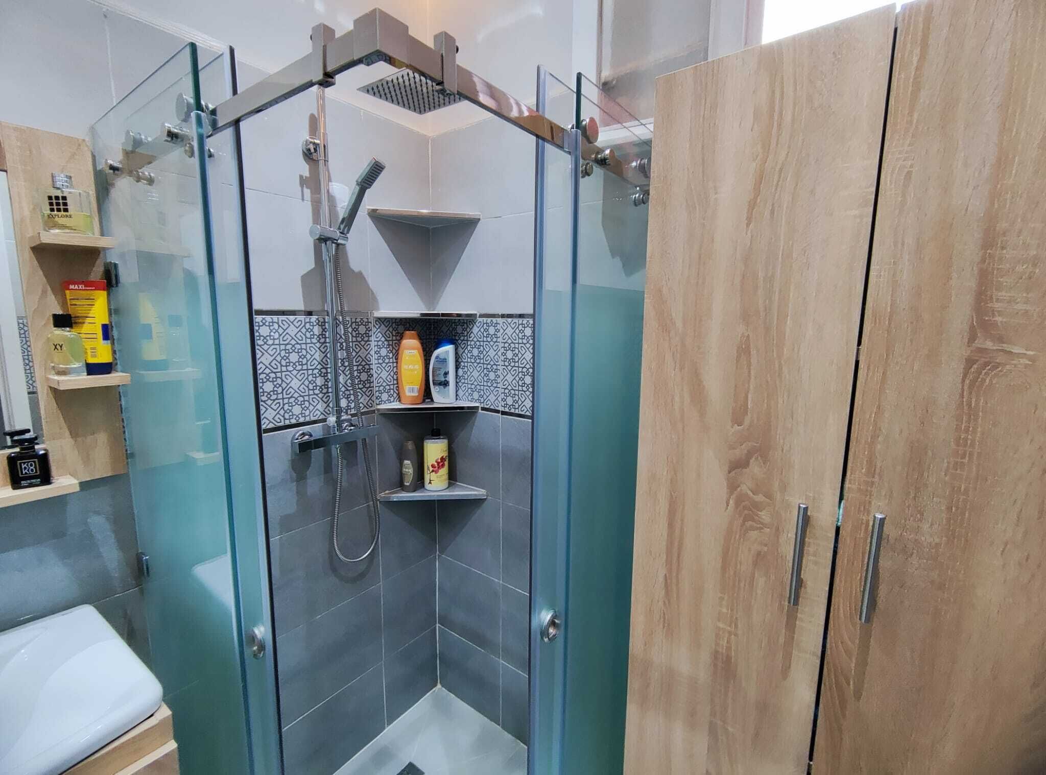 Douche, sèche-cheveux, serviettes fournies, savon