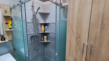 Douche, sĂšche-cheveux, serviettes fournies, savon
