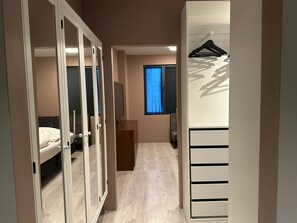 2 habitaciones, escritorio y tabla de planchar con plancha