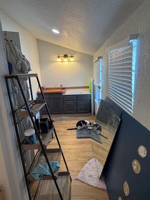 Interior - Adorable 2-bedroom house with AC in charming Pflugerville (Pflugerville)