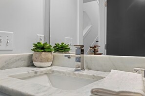 Hair dryer, towels, soap, shampoo - 1mi to Broadway! Cocktails & Dreams East Nashville (Nashville)