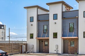 Modern townhome exterior with clean lines and welcoming curb appeal. - 1mi to Broadway! Cocktails & Dreams East Nashville (Nashville)