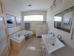 Bathroom - Magnifique chalet Lac-Kénogami Saguenay - Chalet AYALA with spa and private beach (Saguenay)