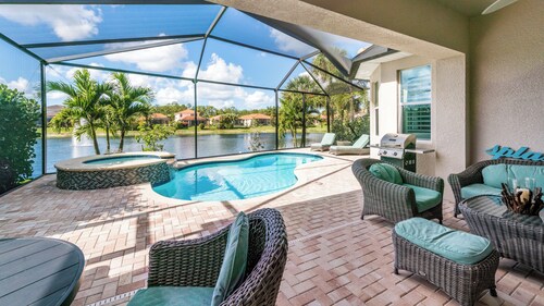 Grand 4/3 pool home with beautiful lake sunset views minutes from the beach!