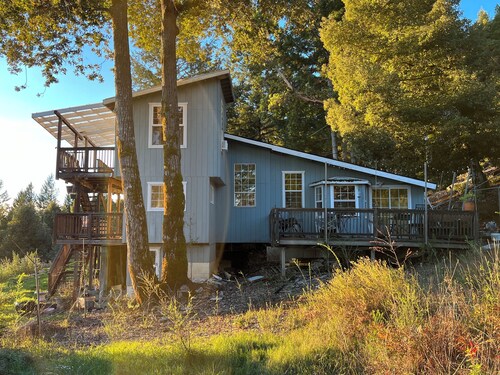 Tranquil 2-bedroom country house on beautiful Bear Buttes with 40 mile views.