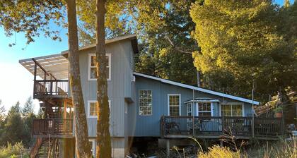 Tranquil 2-bedroom country house on beautiful Bear Buttes with 40 mile views.