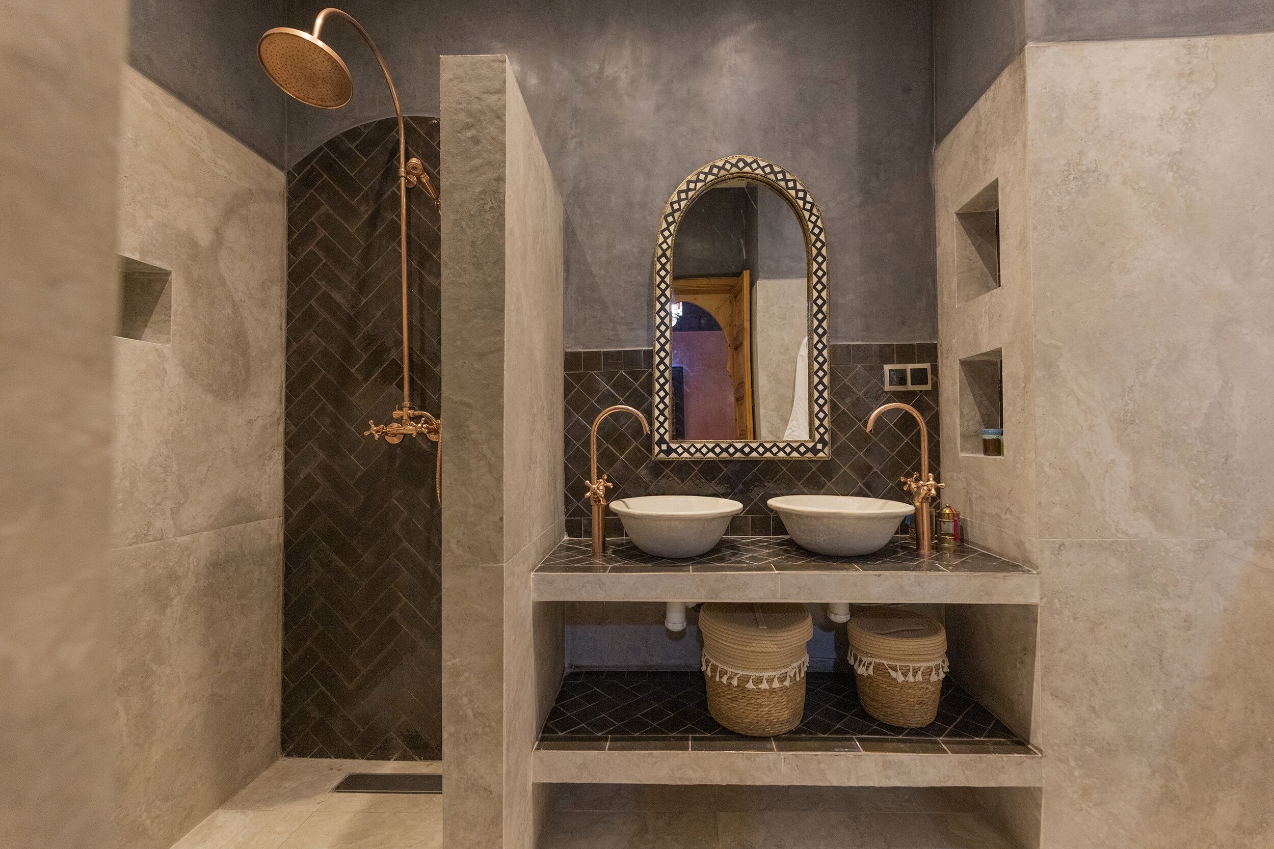 Suite Confort | Salle de bain | Chaussons, serviettes fournies, papier toilette