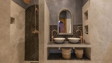Suite Confort | Salle de bain | Chaussons, serviettes fournies, papier toilette