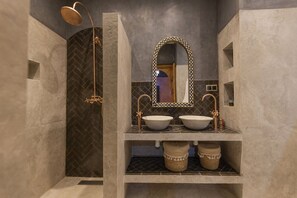 Comfort Suite | Bathroom | Slippers, towels, toilet paper - Riad Jnane Zephyr (Marrakech)