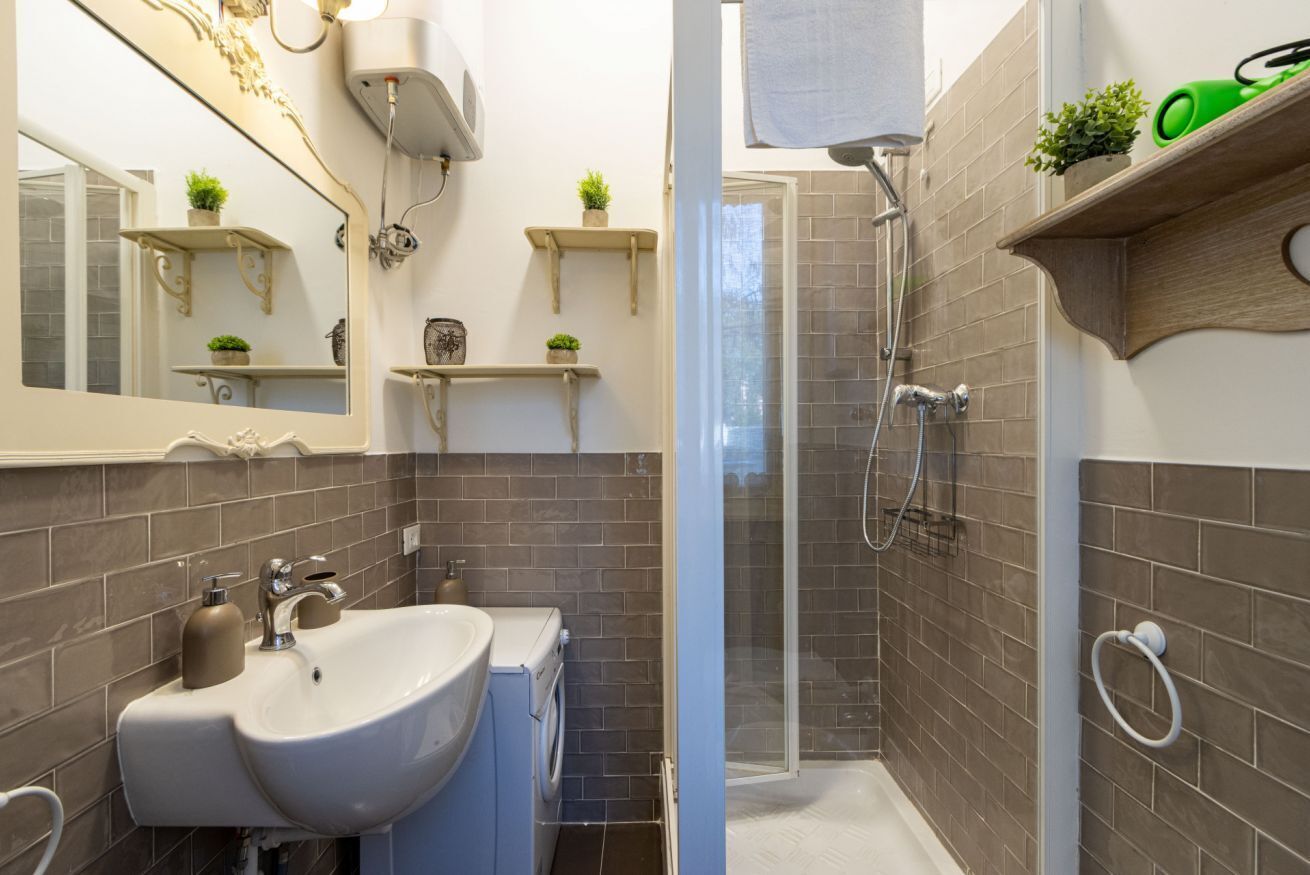 Een douche, een haardroger, een bidet, handdoeken