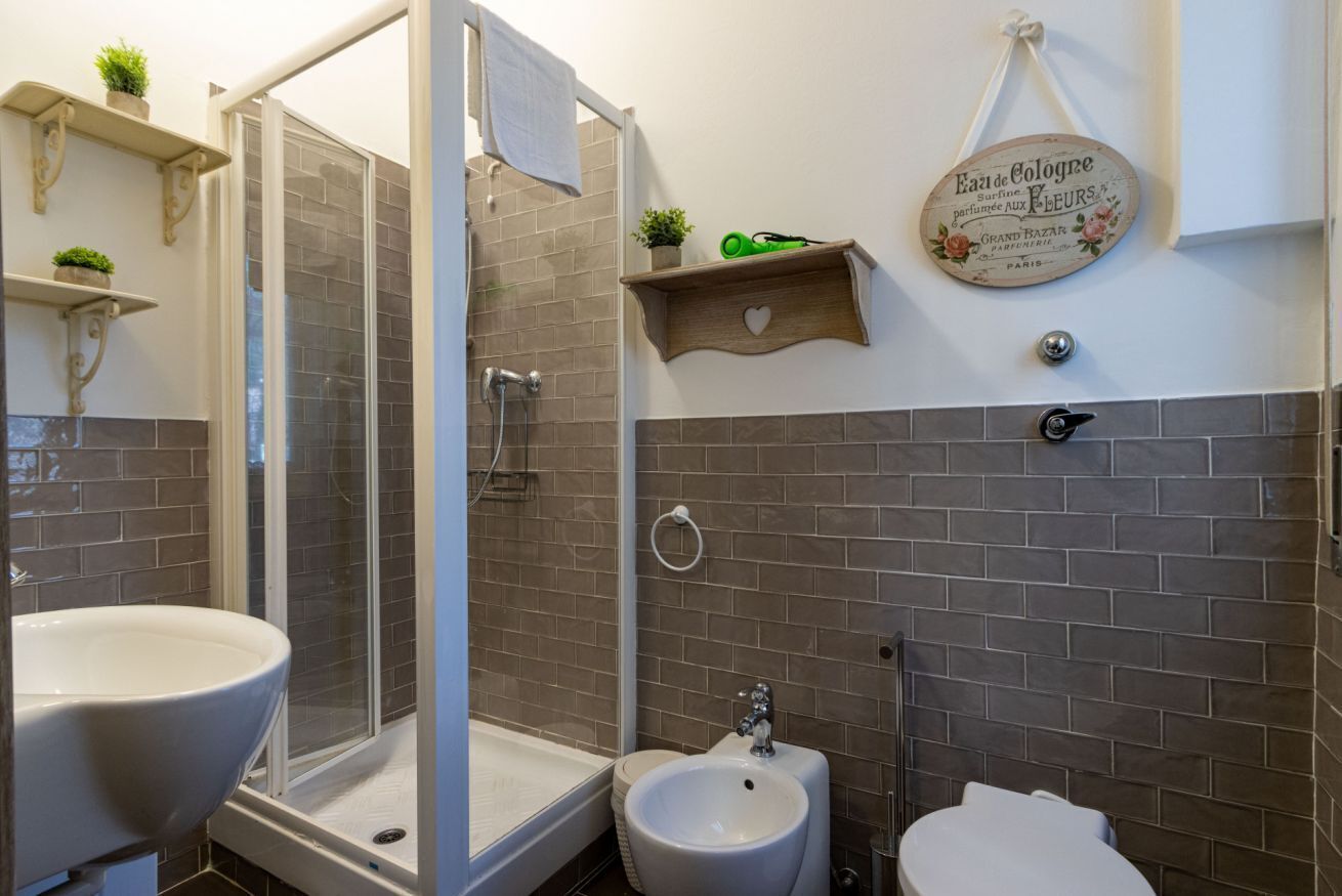 Baño con ducha, bidé, inodoro y lavamanos.