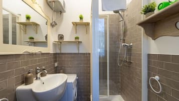 Doccia, asciugacapelli, bidet, asciugamani