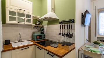 Frigorífico, microondas, placa de cocina y lavavajillas