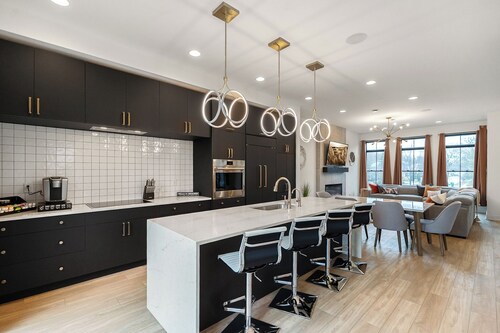 Upscale 3BR Townhome – Walk to Shops & The Monon!