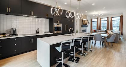 Upscale 3BR Townhome – Walk to Shops & The Monon!