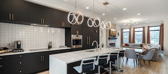 Upscale 3BR Townhome â Walk to Shops & The Monon!