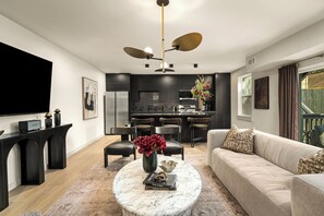 Living area - Resort-Style 4BR Ensuites •Slps11 •Pool&Spa •Gate (Houston)