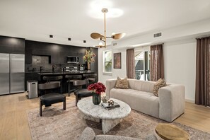 Living area - Resort-Style 4BR Ensuites •Slps11 •Pool&Spa •Gate (Houston)