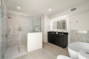 Shower, hair dryer, towels, soap - Resort-Style 4BR Ensuites •Slps11 •Pool&Spa •Gate (Houston)