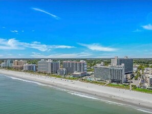 On the beach - Oceanfront Escape | Pools | Sleeps 4 (Myrtle Beach)