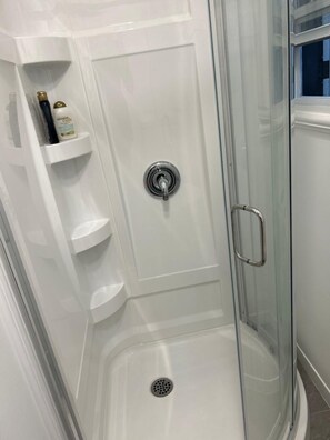 Shower, towels, soap, toilet paper - Dow's Lake Downtown Ottawa, Studio-Room with balcony (Ottawa)