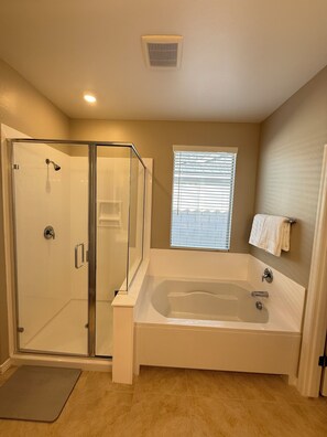 Shower, towels, soap, toilet paper - Brand New Build in the Heart of Surprise (Surrise)