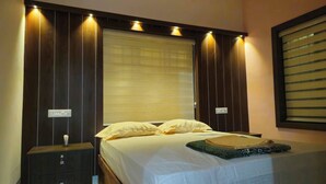 A bedroom with a bed, bedside tables, and a window with blinds. - Elove Resort Private Hideaway on 6 Serene Acres (Thamarassery)