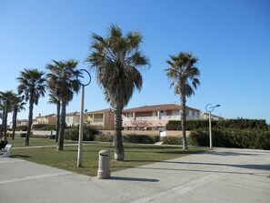 Property grounds - Comfortable villa, parking, pets welcome - 6 guests (Gruissan)