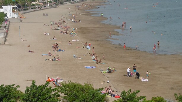 A beach with people sunbathing and swimming. There are buildings in the background. - Comfortable villa, parking, pets welcome - 6 guests (Gruissan)